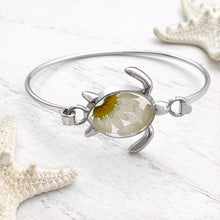 Load image into Gallery viewer, Pressed Daisy Sea Turtle Bracelet displayed on a white wooden surface, ideal spring jewelry.