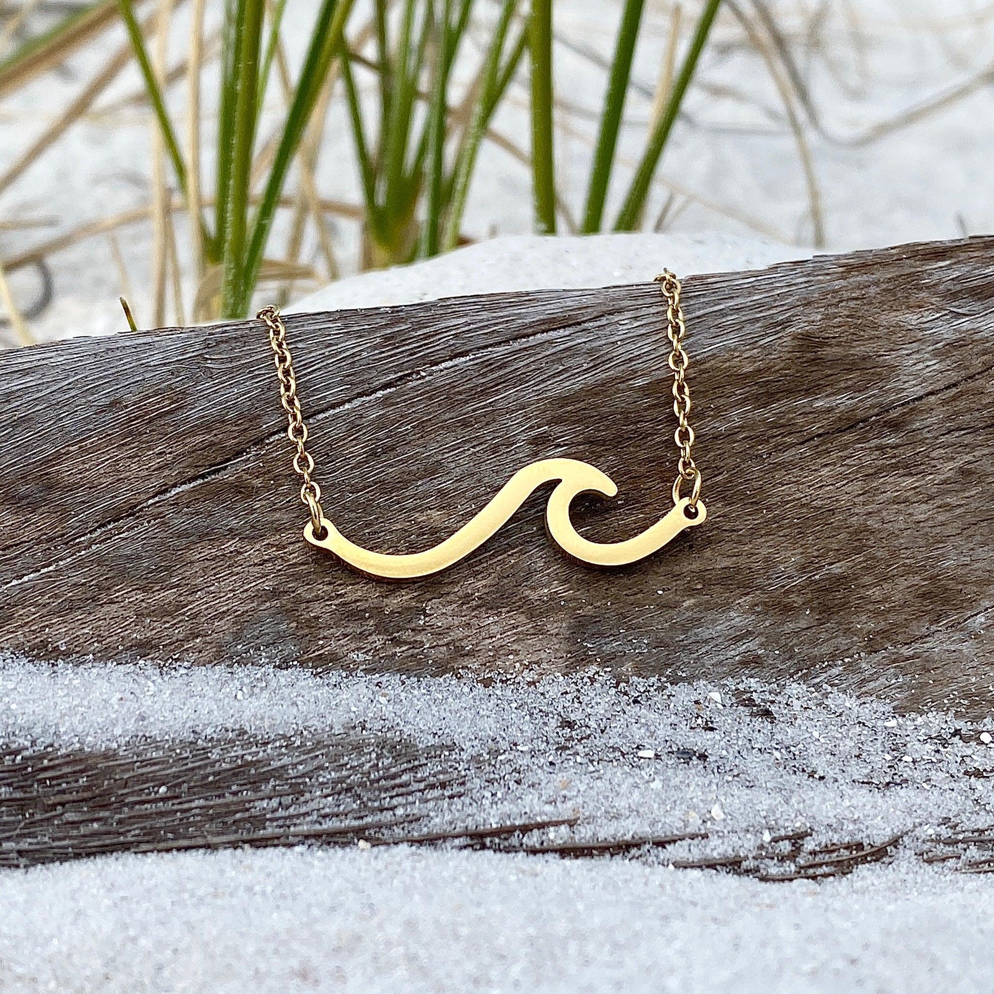 ネックレス・ペンダント Sculpted Wave Pendant Necklace #2704 (10K Gold) Wave Necklace – GoBeachy